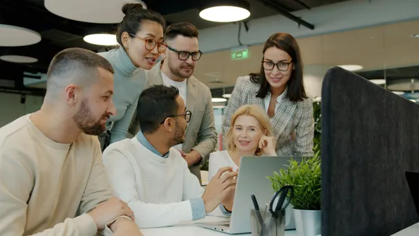 Equipo revisando una solución en una laptop